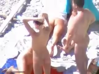 Opaľovanie sa pláž dievky mať niektorí násťročné skupina sex klip zábava