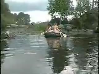 Drie super meisjes naakt meisjes in de oerwoud op boot voor peter hunt