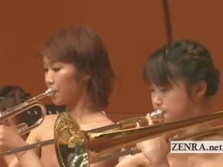 Γυμνιστής/γυμνίστρια ιαπωνικό av αστέρια σε ο stark γυμνός orchestra