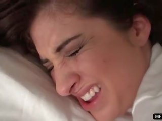 Delightful niñera experiencing su primero doloroso anal explosión