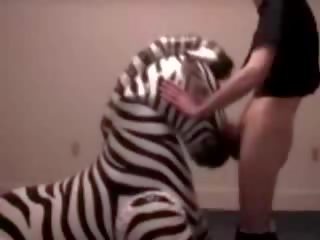 Zebra получава гърло прецака от извратен човек юношески филм
