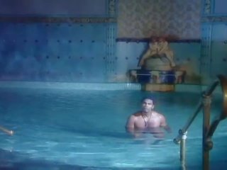 Franco roccaforte fillon dashuria kate më shumë dhe sophie evans në një pishinë