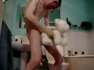 Худенька хлопець ебать його трохи іграшка ведмідь кліп