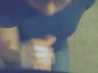 Monada gótico adolescente chupando pinchazo en cámara web