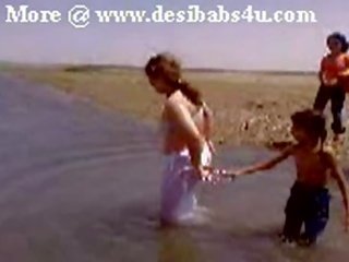 Pakistanilainen sindhi karachi täti alaston joki kylpy