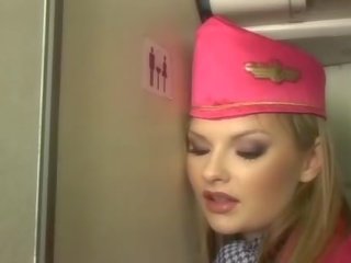 Pěkný blondýnka letuška sání johnson onboard
