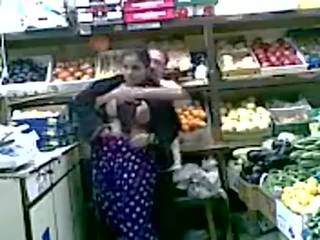 Arabe mère baisée en la marché pour certains légume
