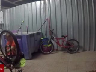 Engrasando λα bicicleta y el coño de λα gorda grabado con cámara oculta gui030