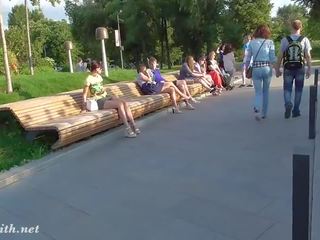 Jeny smith walks in a park no türsüjek ýubkasyny jyklamak görülen sany