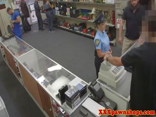 Latina policewoman facialed für bargeld