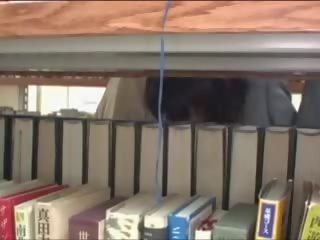 Nuori seductress haparoi sisään kirjasto