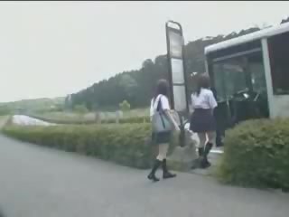 Japonais lassie et maniaque en autobus agrafe