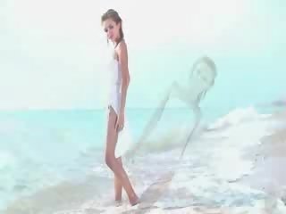 Desnudo delgado desnuda hija en la playa