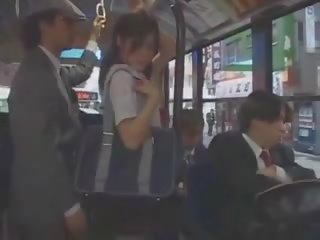 Asiática adolescente persona maravillosa manoseada en autobús por grupo