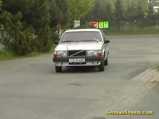 Blond allemand est baisée en voiture washing