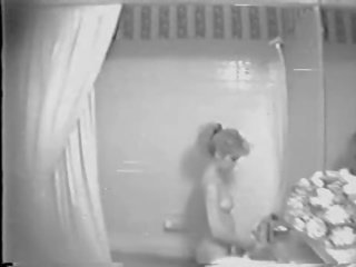 Anak perempuan mastrbates dalam mandi dengan mandi