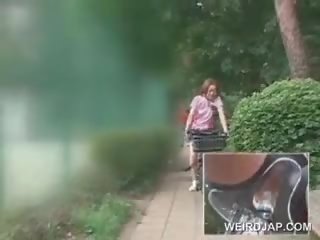 Asia remaja sweeties menunggangi bikes dengan dildo di mereka cunts