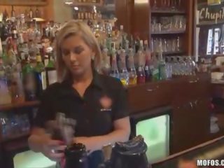 Bartender suce phallus derrière counter