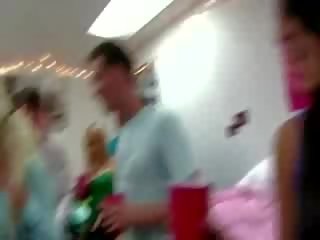 Началник мокри t риза състезание в обща спалня стая с страхотен момичета