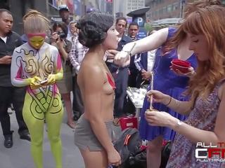Gruppe av naken folk få painted i foran av publ