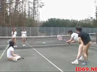 Warga jepun menggerudi semasa tenis permainan