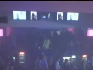 Dos rusa característica en disco club nocturno