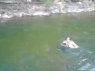Stupendous dhe gjoksmadhe amatore adoleshent perëndeshë duke notuar lakuriq në the lumi - fuckmehard.club