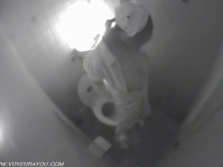 Toilettes masturbation secrètement capturé par caméra espion