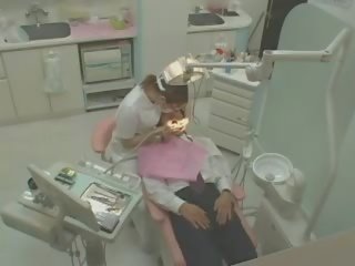 Японська dentist helps проти .
