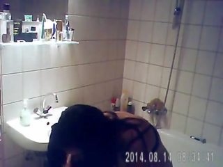 Menangkap niece mempunyai yang mandi pada tersembunyi kamera - ispywithmyhiddencam.com