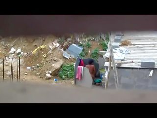Indijke ženska kopanje na prostem