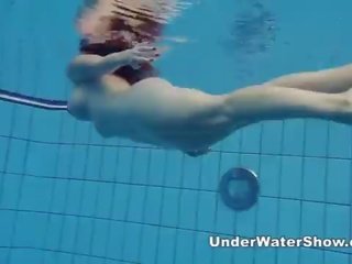 Redheaded trăsătură inotand nud în the piscina