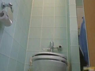 Asiática lavabo asistente limpia mal part6
