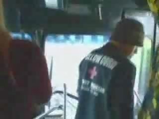 Menawan murid memasukkan dalam salah bas menunjukkan