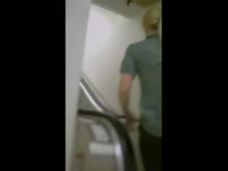 Büyüleyici anne üzerinde bir escalator içinde yoga pantolon