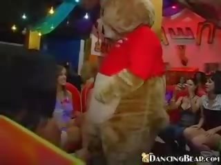 Dansende beer geven de gift van phallus katie cummings