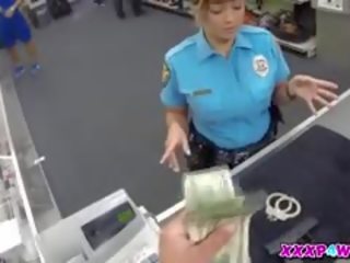Policewoman і її firearm