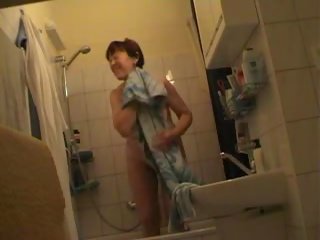 Tsjechisch middle-aged milf jindriska geheel naakt in badkamer