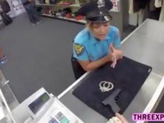 Atractiv politie femeie movs ei perfect corp