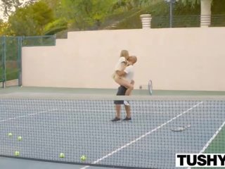 Сладострастен smashing майната с на тенис треньор