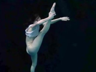 Bajo el agua flexible gymnastic