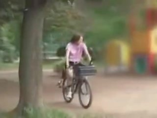 Japonesa joven hembra masturbado mientras cabalgando un specially modified adulto vídeo bike!