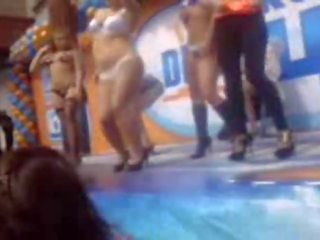 荡妇 pose 裸体 在 eastern 欧洲的 竞争