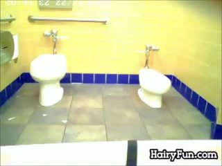 Fett indisk watched pissar på en toalett