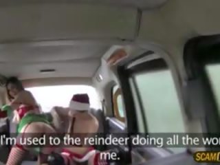 Passenger dāmas teases the cab vadītājs