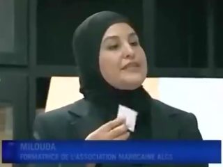 Arab datter puts kondom fra munn