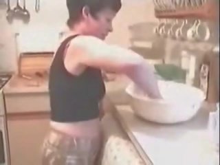 Domáce vyrobený: manželka v the kuchyňa