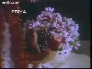 Desi suhaag raat masala pokaz za groovy masala wideo featuring chłopak unpacking jego żona na pierwszy noc