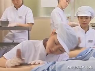 Japońskie pielęgniarka siorbanie sperma na zewnątrz z randy phallus