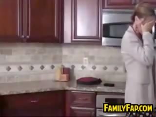 Mãe em lei a foder em o cozinha